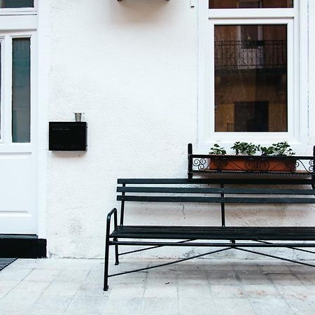 Black & White Apartment With A Gift Soft Panda Будапеща Екстериор снимка