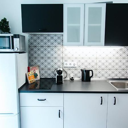 Black & White Apartment With A Gift Soft Panda Будапеща Екстериор снимка
