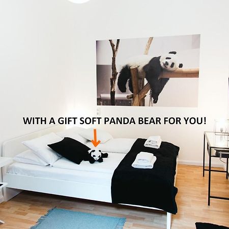 Black & White Apartment With A Gift Soft Panda Будапеща Екстериор снимка