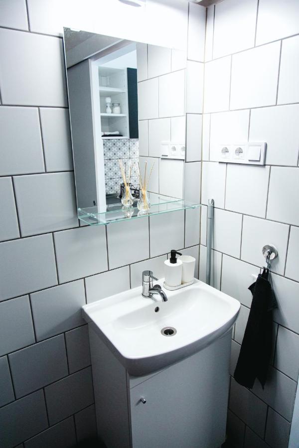Black & White Apartment With A Gift Soft Panda Будапеща Екстериор снимка