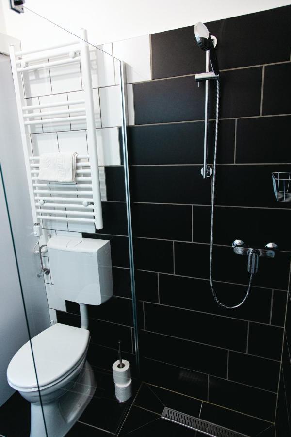Black & White Apartment With A Gift Soft Panda Будапеща Екстериор снимка