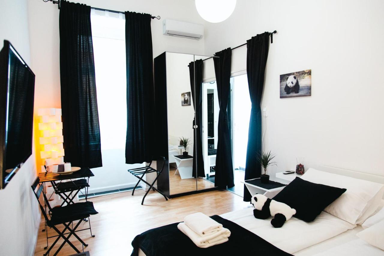 Black & White Apartment With A Gift Soft Panda Будапеща Екстериор снимка