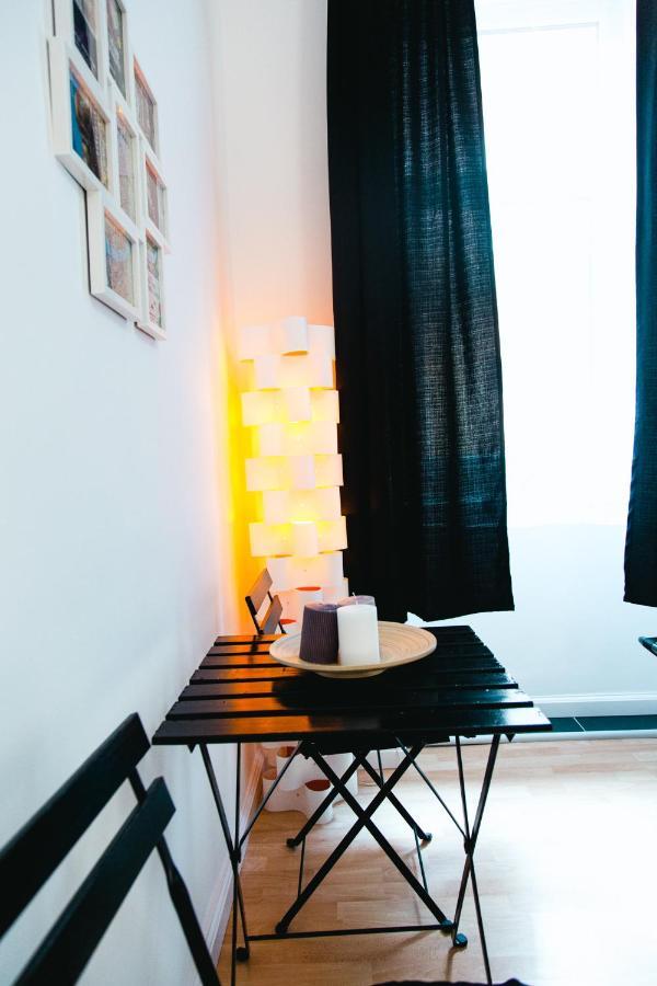 Black & White Apartment With A Gift Soft Panda Будапеща Екстериор снимка