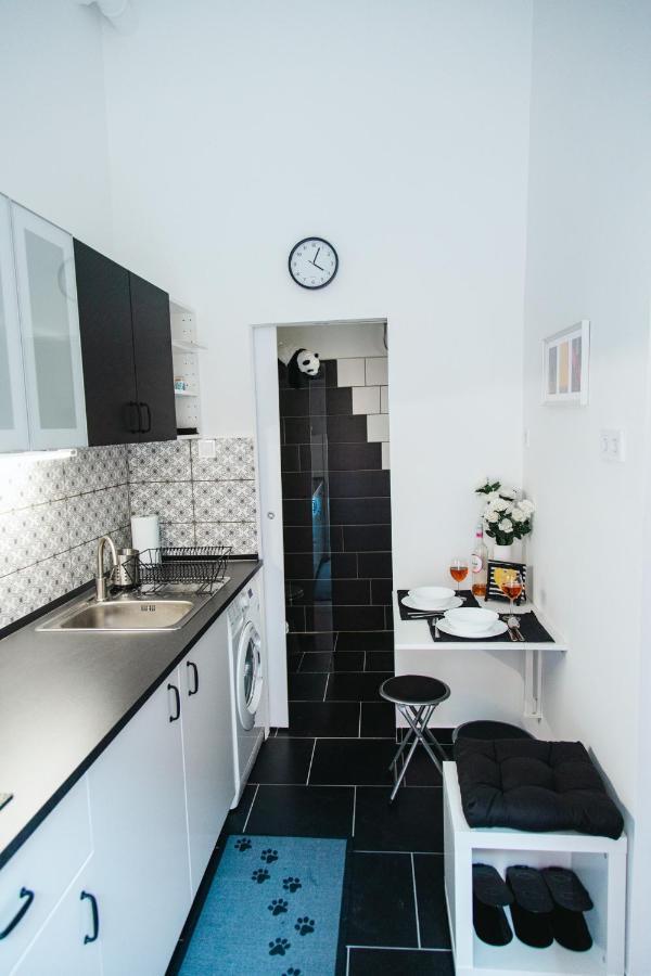 Black & White Apartment With A Gift Soft Panda Будапеща Екстериор снимка