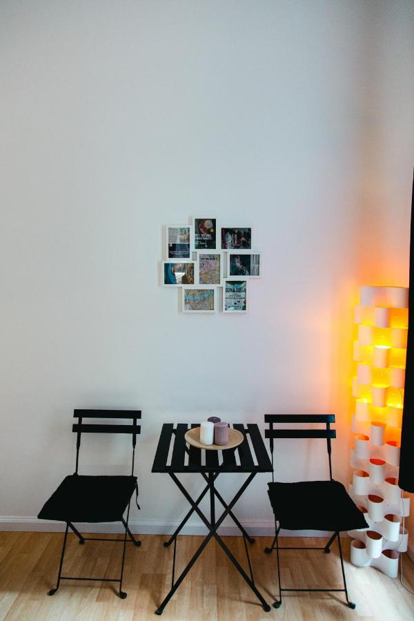 Black & White Apartment With A Gift Soft Panda Будапеща Екстериор снимка