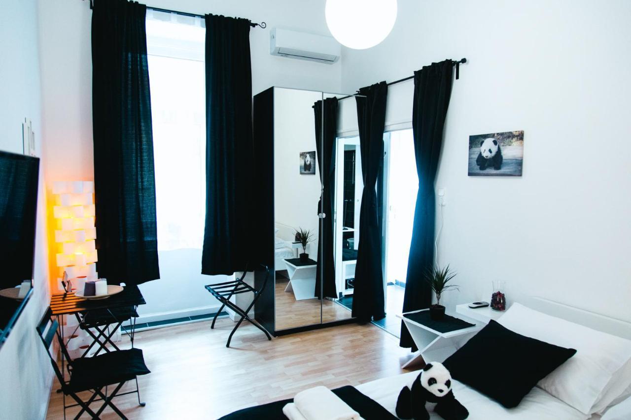 Black & White Apartment With A Gift Soft Panda Будапеща Екстериор снимка