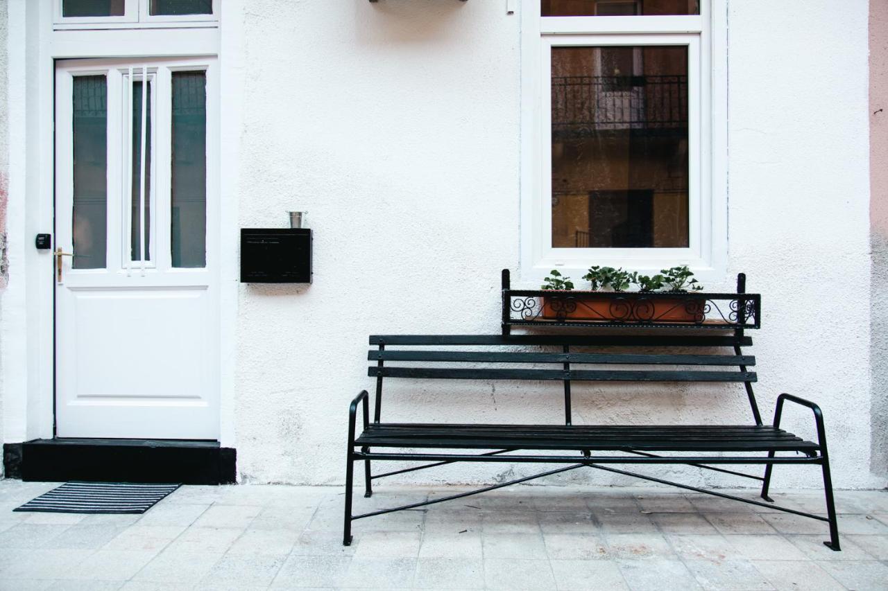 Black & White Apartment With A Gift Soft Panda Будапеща Екстериор снимка