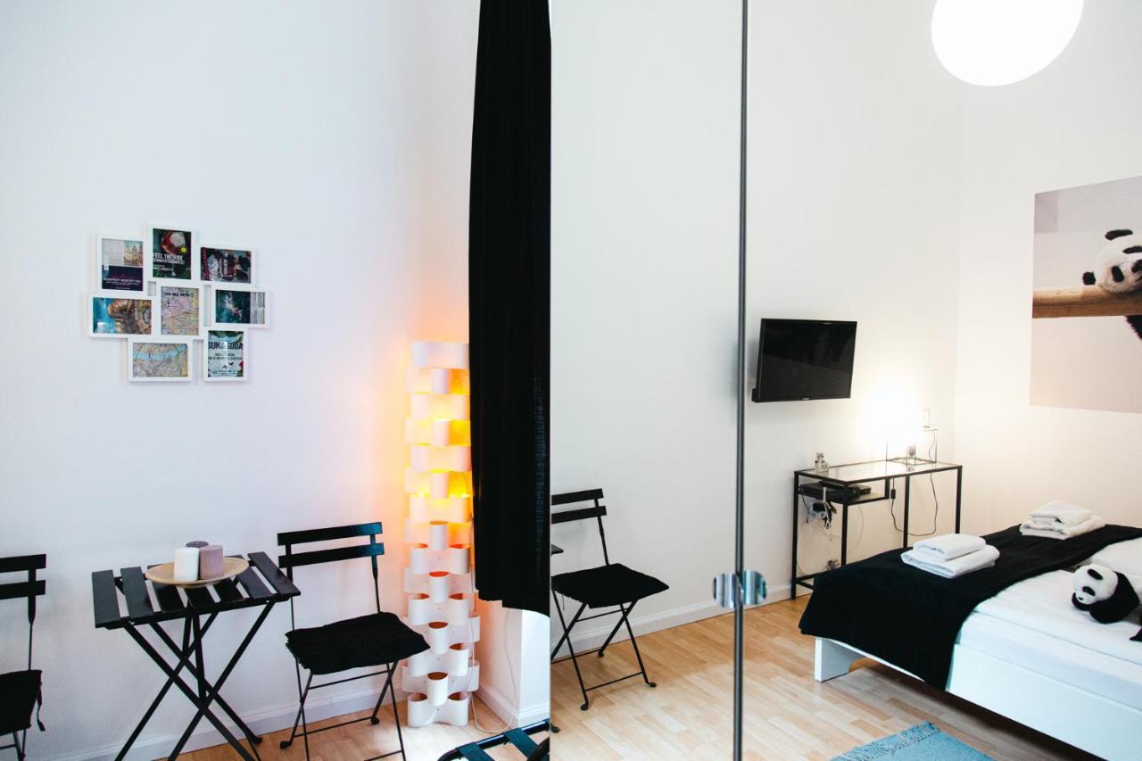 Black & White Apartment With A Gift Soft Panda Будапеща Екстериор снимка