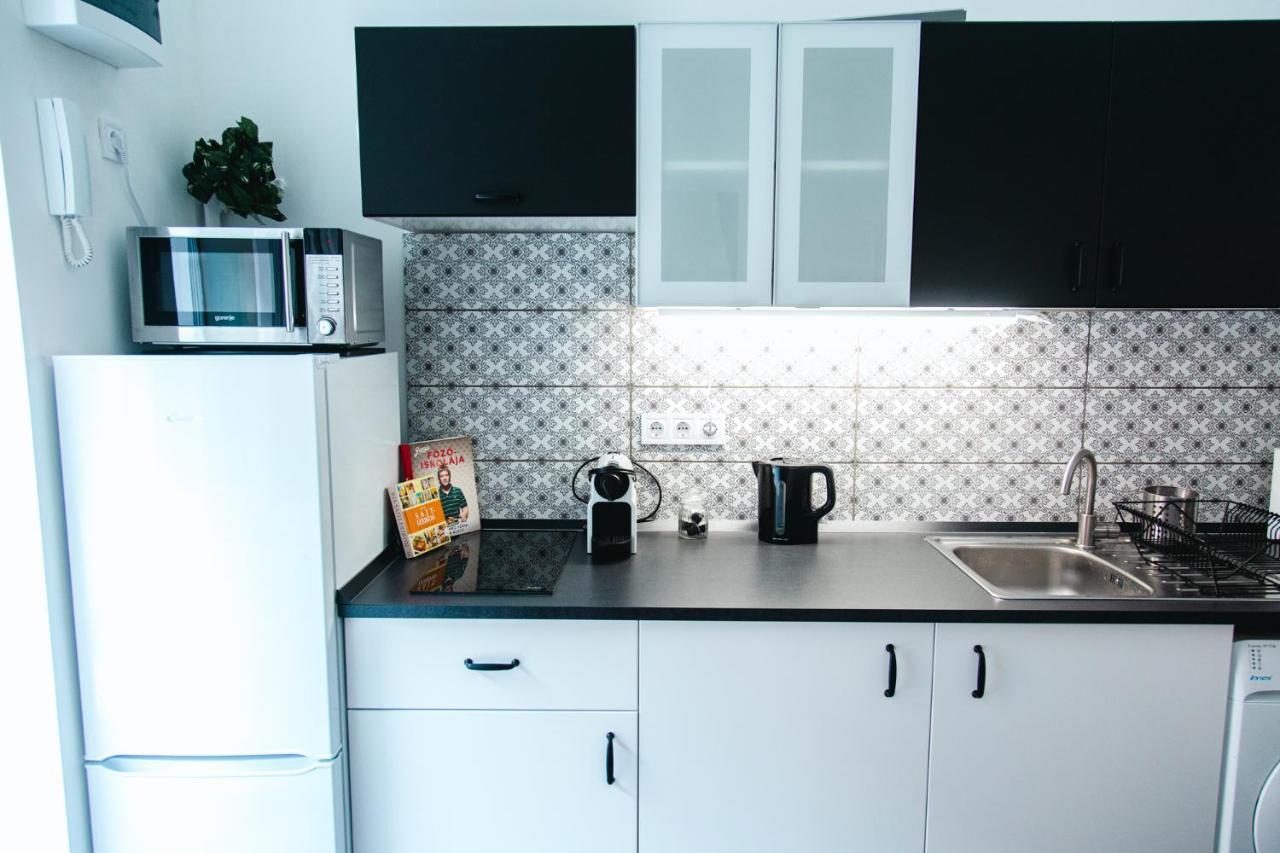 Black & White Apartment With A Gift Soft Panda Будапеща Екстериор снимка