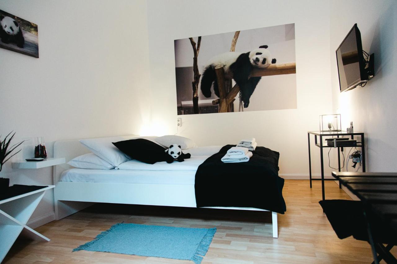 Black & White Apartment With A Gift Soft Panda Будапеща Екстериор снимка