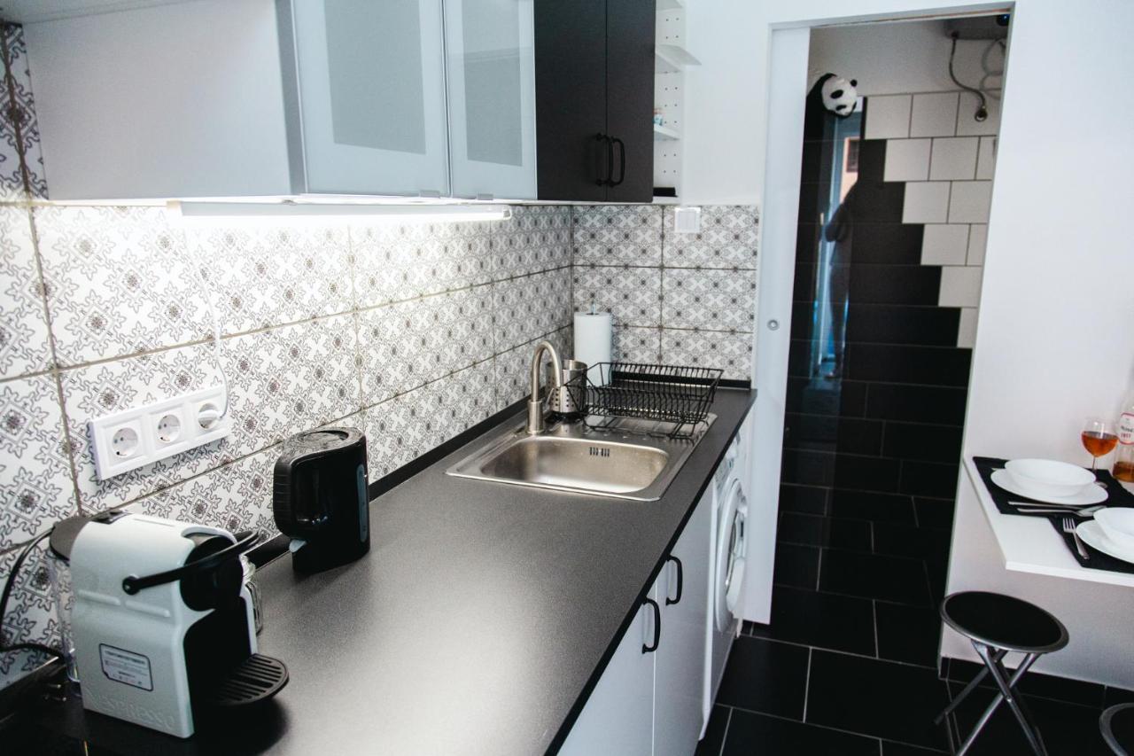 Black & White Apartment With A Gift Soft Panda Будапеща Екстериор снимка