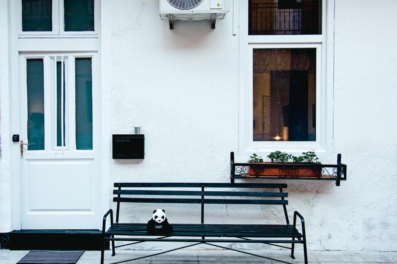 Black & White Apartment With A Gift Soft Panda Будапеща Екстериор снимка